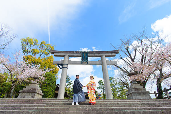 Photo shoot of the couple at the shrine